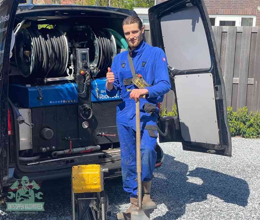 Een tevreden monteur met opgestoken duim naast de bestelbus, slim ingrijpen bespaart kosten bij een verstopte afvoer in Waddinxveen