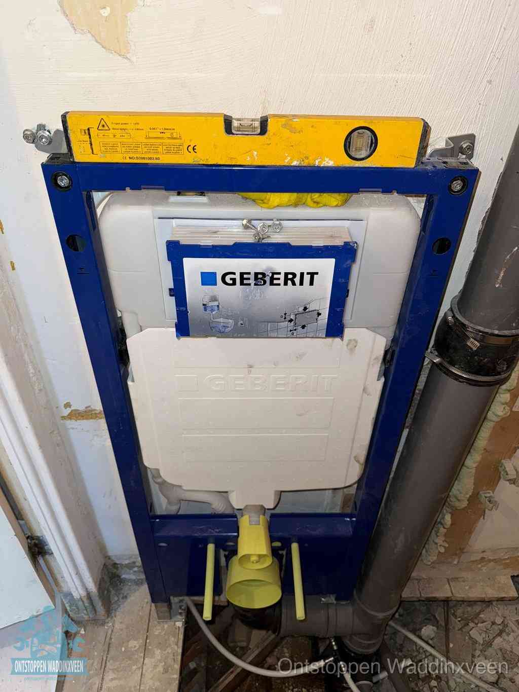 Een Geberit inbouwreservoir met frame voor een hangtoilet tegen de wand, met de afvoerbocht naar de vloer, kenmerkend voor een verstopt hangtoilet in Waddinxveen