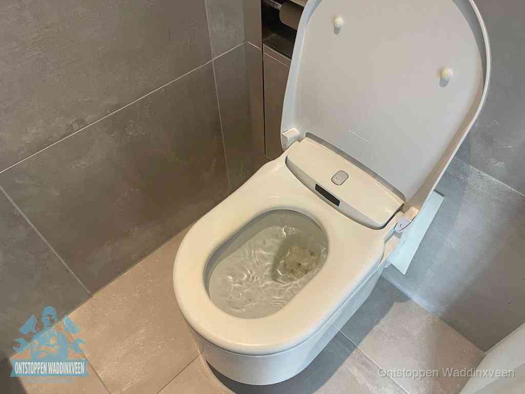 Een toiletpot vol troebel water met drijvend papier en restanten, de meest voorkomende oorzaak van een verstopte wc in Waddinxveen