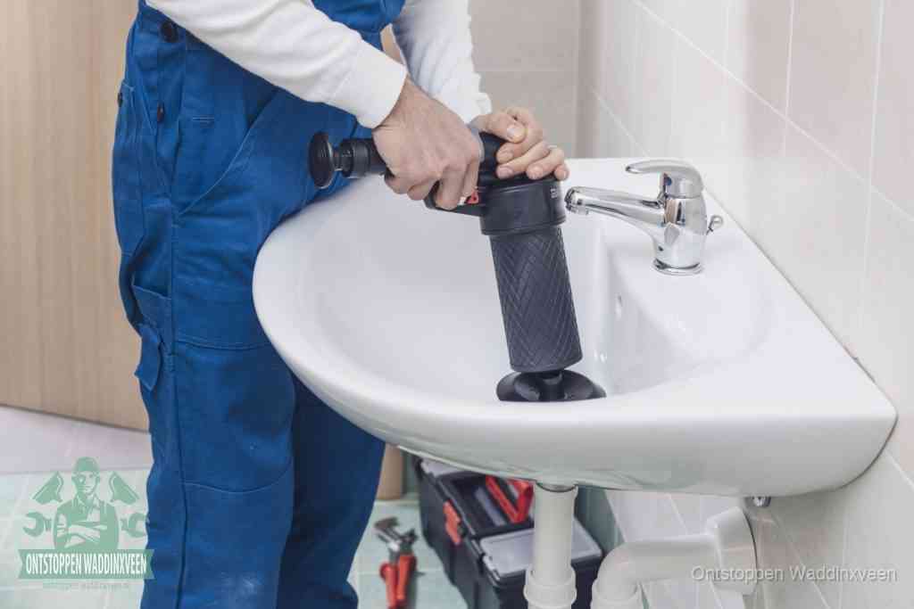 Een te ruwe doe-het-zelf poging met een hand-pomp op de afvoer van een badkamer-wastafel, een van de veelgemaakte fouten bij afvoer ontstoppen in Waddinxveen