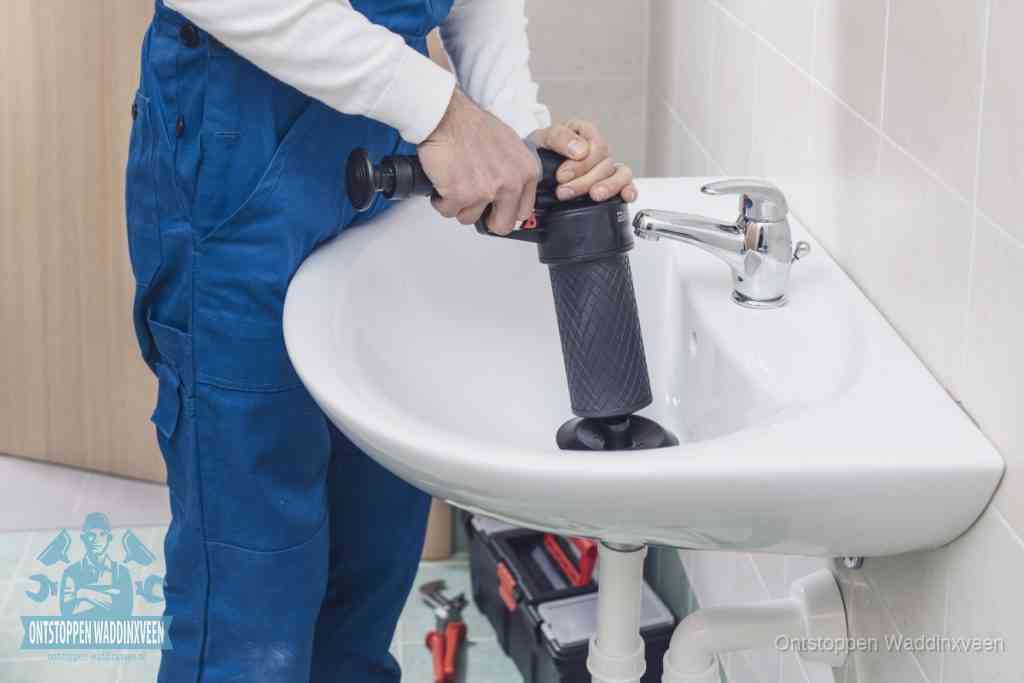 Een te ruwe doe-het-zelf poging met een handmatige perslucht-ontstopper op een sanitair-afvoer, een van de veelgemaakte fouten bij wc ontstoppen in Waddinxveen
